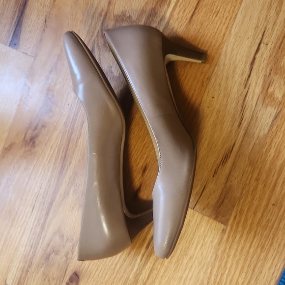 Nude Cole Haan heels size 8 - Picture 2 of 3